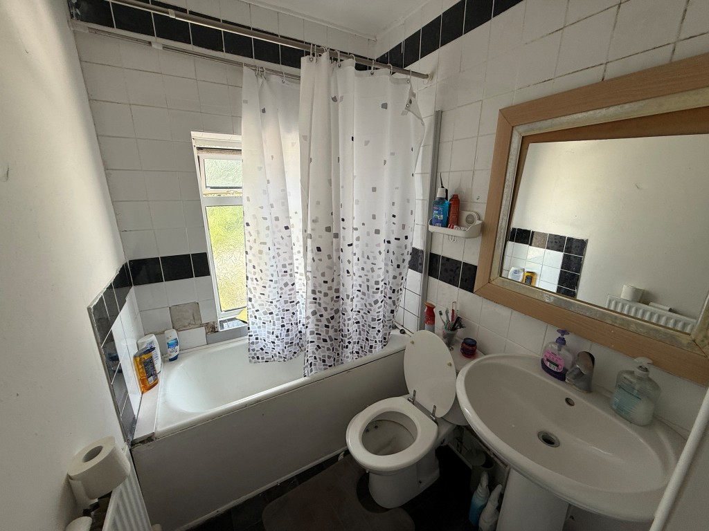 Lot: 221 - END-TERRACE HOUSE FOR REPAIR - Bathroom with toilet